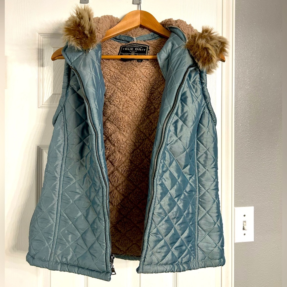 True Grit Sundance Women’s XS vest with fur hood. Beautiful pearlized blue